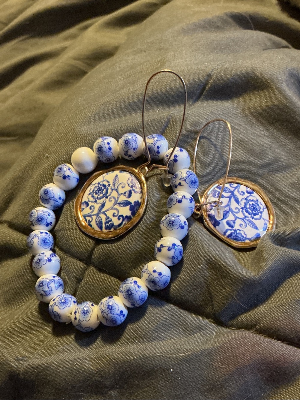⭐ Blue White Porcelain Print Hoop Earrings Chinoiserie Statement Jewelry - Picture 6 of 6